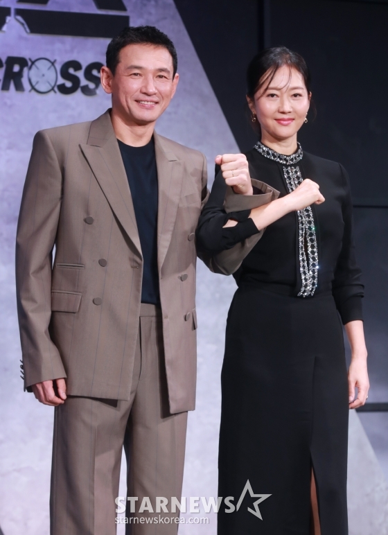 배우 황정민, 염정아가 5일 오전 서울 앰배서더 서울 풀만 호텔에서 진행된 넷플릭스 오리지널 영화 '크로스'(감독 이명훈) 제작발표회에 참석해 포즈를 취하고 있다. 아내에게 과거를 숨기고 베테랑 주부로 살아가는 전직 요원 강무와 남편의 비밀을 오해한 강력범죄수사대 에이스 미선이 거대한 사건에 함께 휘말리면서 벌어지는 이야기 '크로스'는 오는 9일 공개된다. /2024.08.05 /사진=이동훈
