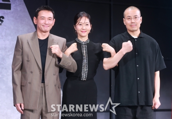 배우 황정민, 염정아, 이명훈 감독이 5일 오전 서울 앰배서더 서울 풀만 호텔에서 진행된 넷플릭스 오리지널 영화 '크로스'(감독 이명훈) 제작발표회에 참석해 포즈를 취하고 있다. 아내에게 과거를 숨기고 베테랑 주부로 살아가는 전직 요원 강무와 남편의 비밀을 오해한 강력범죄수사대 에이스 미선이 거대한 사건에 함께 휘말리면서 벌어지는 이야기 '크로스'는 오는 9일 공개된다. /2024.08.05 /사진=이동훈
