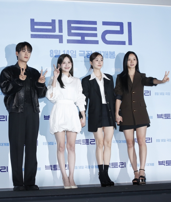 (서울=뉴스1) 권현진 기자 = 배우 이정하(왼쪽부터)와 조아람, 박세완 이혜리가 5일 서울 용산CGV에서 열린 영화 '빅토리' 언론시사회에서 포즈를 취하고 있다. '빅토리'는 오직 열정만큼은 충만한 생판 초짜 치어리딩 동아리 '밀레니엄 걸즈'가 신나는 댄스와 가요로 모두를 응원하는 이야기를 그린 작품이다. 2024.8.5/뉴스1 Copyright (C) 뉴스1. All rights reserved. 무단 전재 및 재배포, AI학습 이용 금지. /사진=(서울=뉴스1) 권현진 기자