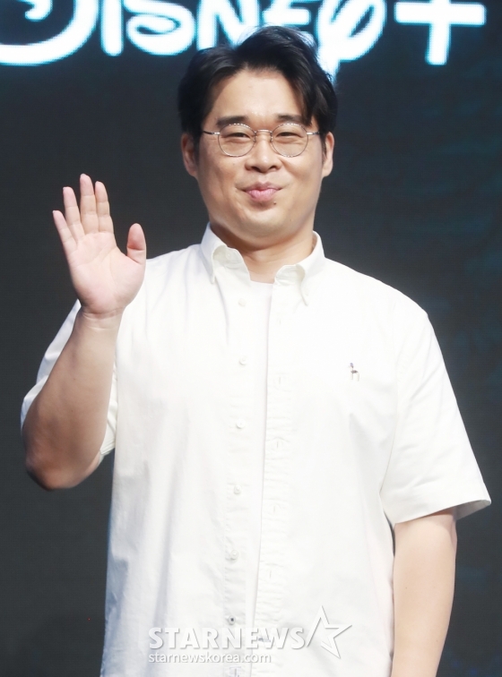 김동진 PD가 6일 오전 서울 여의도 콘래드호텔에서 진행된 디즈니+ 예능 '더 존 : 버텨야 산다3' 제작발표회에 참석해 포즈를 취하고 있다. 오직 4시간, 끝없는 AI의 공격부터 내 집 마련 전세 대출금 갚기, 선 넘지 않고 버티기 등 극한의 현실 공감 미션을 버티기 위해 더 강력하게 돌아온 ‘존버즈’ 유재석, 권유리, 김동현, 덱스의 ‘도파민 ON’ 버라이어티 '더 존 : 버텨야 산다3'는 오는 7일 공개된다. /2024.08.06 /사진=이동훈
