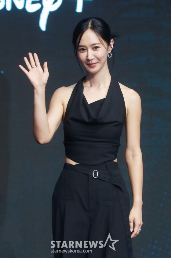 가수 권유리가 6일 오전 서울 여의도 콘래드호텔에서 진행된 디즈니+ 예능 '더 존 : 버텨야 산다3' 제작발표회에 참석해 포즈를 취하고 있다. 오직 4시간, 끝없는 AI의 공격부터 내 집 마련 전세 대출금 갚기, 선 넘지 않고 버티기 등 극한의 현실 공감 미션을 버티기 위해 더 강력하게 돌아온 ‘존버즈’ 유재석, 권유리, 김동현, 덱스의 ‘도파민 ON’ 버라이어티 '더 존 : 버텨야 산다3'는 오는 7일 공개된다. /2024.08.06 /사진=이동훈