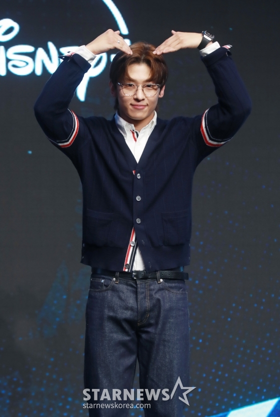 방송인 덱스가 6일 오전 서울 여의도 콘래드호텔에서 진행된 디즈니+ 예능 '더 존 : 버텨야 산다3' 제작발표회에 참석해 포즈를 취하고 있다. 오직 4시간, 끝없는 AI의 공격부터 내 집 마련 전세 대출금 갚기, 선 넘지 않고 버티기 등 극한의 현실 공감 미션을 버티기 위해 더 강력하게 돌아온 ‘존버즈’ 유재석, 권유리, 김동현, 덱스의 ‘도파민 ON’ 버라이어티 '더 존 : 버텨야 산다3'는 오는 7일 공개된다. /2024.08.06 /사진=이동훈
