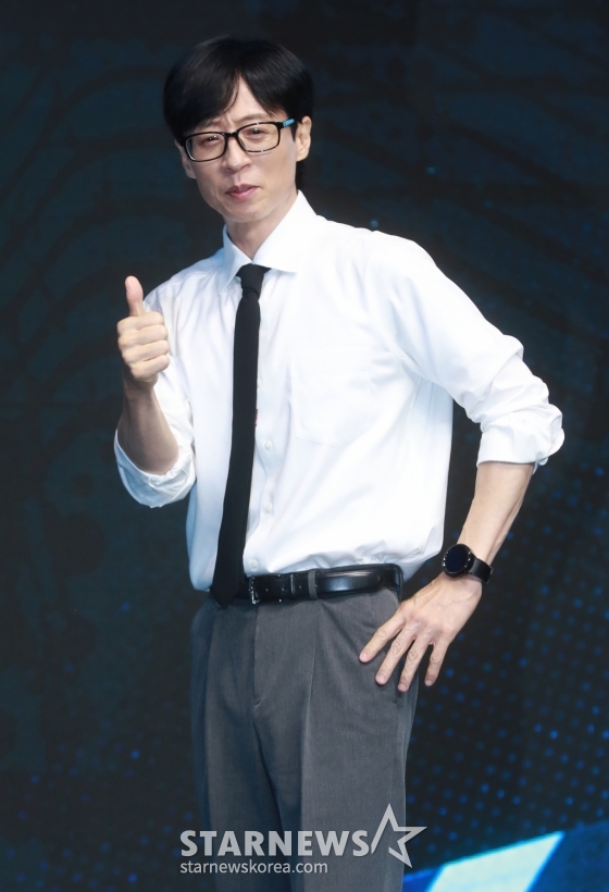 코미디언 유재석이 6일 오전 서울 여의도 콘래드호텔에서 진행된 디즈니+ 예능 '더 존 : 버텨야 산다3' 제작발표회에 참석해 포즈를 취하고 있다. 오직 4시간, 끝없는 AI의 공격부터 내 집 마련 전세 대출금 갚기, 선 넘지 않고 버티기 등 극한의 현실 공감 미션을 버티기 위해 더 강력하게 돌아온 ‘존버즈’ 유재석, 권유리, 김동현, 덱스의 ‘도파민 ON’ 버라이어티 '더 존 : 버텨야 산다3'는 오는 7일 공개된다. /2024.08.06 /사진=이동훈