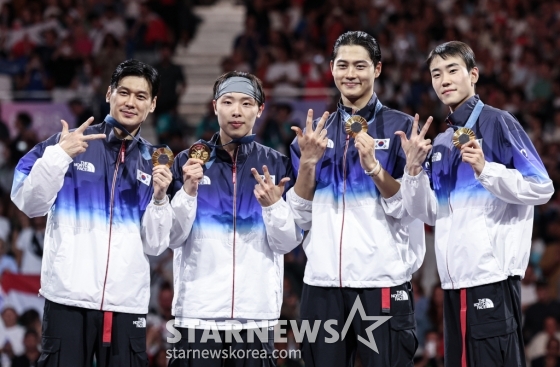 (파리(프랑스)=뉴스1) 이동해 기자 = 대한민국 펜싱 대표팀 구본길, 오상욱, 박상원, 도경동이 1일(한국시간) 프랑스 파리 그랑 팔레에서 열린 2024 파리올림픽 펜싱 남자 사브르 단체 시상식에서 금메달을 수여받은 후 기뻐하고 있다. 2024.8.1/뉴스1 Copyright (C) 뉴스1. All rights reserved. 무단 전재 및 재배포, AI학습 이용 금지. /사진=(파리(프랑스)=뉴스1) 이동해 기자