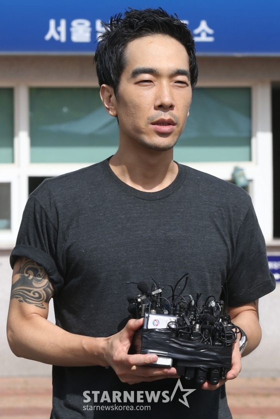 미성년자 성폭행 및 성추행 혐의로 구속된 그룹 룰라 출신 고영욱이 10일 오전 구로구 천왕동 서울남부교도소에서 복역을 마친 뒤 만기 출소해 취재진과 인터뷰 하고 있다. 고영욱은 출소 뒤 신상정보 공개, 고지 5년, 위치추적 전자장치 부착 3년이 추가로 시행된다. /사진=이기범 기자 leekb@