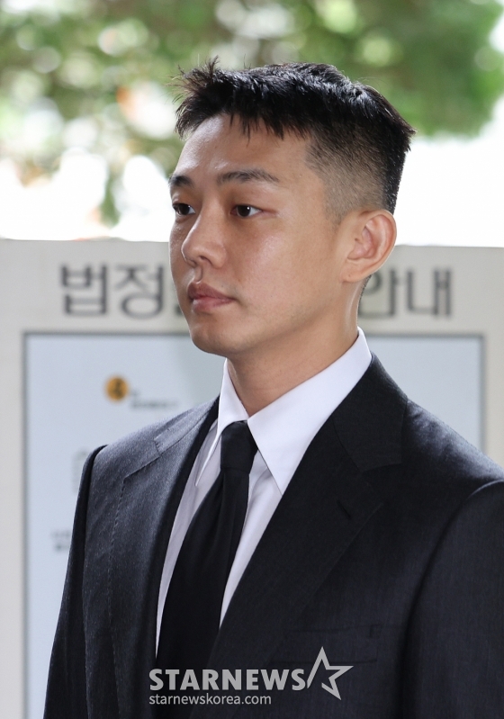 (서울=뉴스1) 신웅수 기자 = 마약 투약 혐의를 받는 배우 유아인(본명 엄홍식)이 24일 오후 서울 서초구 서울중앙지법에서 열린 공판에 출석하고 있다. 유아인은 지난 2020년 9월부터 2022년 3월까지 미용 시술을 위한 수면 마취를 가장하는 방식 등으로 181차례에 걸쳐 프로포폴 등을 상습 투약한 혐의를 받고 있다. 2024.7.24/뉴스1 Copyright (C) 뉴스1. All rights reserved. 무단 전재 및 재배포, AI학습 이용 금지. /사진=(서울=뉴스1) 신웅수 기자