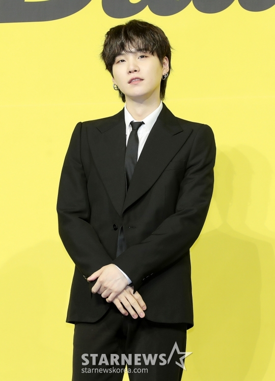 방탄소년단(BTS) 슈가가 21일 오후 서울 송파구 방이동 올림픽홀에서 진행된 새 싱글앨범 'Butter' 발매 기념 쇼케이스에서 포즈를 취하고 있다. 'Butter'에는 버터처럼 부드럽게 녹아들어 너를 사로잡겠다는 방탄소년단의 귀여운 고백이 담겨있다. 방탄소년단은 'Butter'를 사실상의 선 공개 싱글로 스타트를 끊고 6월 중 'Butter'가 포함된 새 앨범을 발매할 계획이다. 2021.05.21