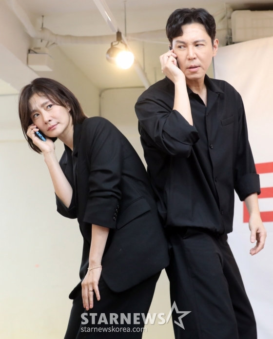 배우 박효주와 최원영이 7일 오후 서울 영등포구 한 연습실에서 열린 연극 '랑데뷰' 프레스 리허설에서 시연을 하고 있다.   연극 '랑데뷰'는 서로 다른 인생을 살아온 두 남녀가 만나 아픈 과거를 풀어가며 자신도 모르게 사랑에 빠지는 이야기로 오는 24일 부터 LG아트센터 서울에서 한달 간 공연될 예정이다. 2024.08.07 /사진=임성균