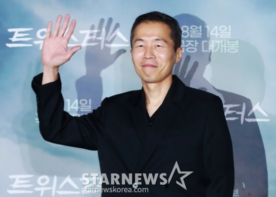 정이삭 감독이 7일 오후 서울 CGV용산아이파크몰에서 진행된 영화 '트위스터스'(감독 정이삭) 언론시사회 및 기자간담회에 참석해 포즈를 취하고 있다. 폭풍을 쫓는 연구원 케이트, 논란을 쫓는 인플루언서 타일러가 인간이 만든 모든 것을 집어삼키는 역대급 토네이도에 맞서 정면 돌파에 나서는 재난 블록버스터 '트위스터스'는 오는 14일 개봉한다. /2024.08.07 /사진=이동훈