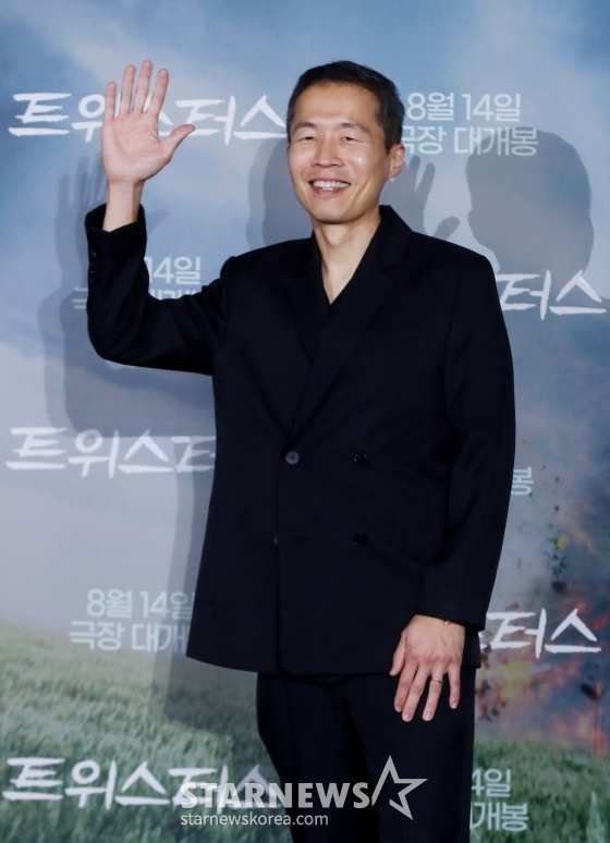 정이삭 감독이 7일 오후 서울 CGV용산아이파크몰에서 진행된 영화 '트위스터스'(감독 정이삭) 언론시사회 및 기자간담회에 참석해 포즈를 취하고 있다. 폭풍을 쫓는 연구원 케이트, 논란을 쫓는 인플루언서 타일러가 인간이 만든 모든 것을 집어삼키는 역대급 토네이도에 맞서 정면 돌파에 나서는 재난 블록버스터 '트위스터스'는 오는 14일 개봉한다. /2024.08.07 /사진=이동훈