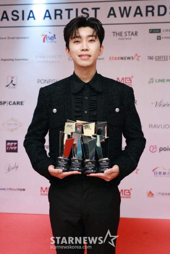 가수 임영웅이 13일 오후 일본 나고야 니혼가이시홀에서 열린 스타뉴스-미디어보이 주최 '2022 Asia Artist Awards IN JAPAN'(2022 아시아 아티스트 어워즈, 이하 2022 AAA)에서 대상인 AAA 올해의 스테이지상을 비롯해 4관왕을 달성한 뒤 포즈를 취하고 있다. 스타뉴스와 미디어보이가 주최하고 Asia Artist Awards 조직위원회와 더스타파트너, 컬쳐 엔터테인먼트가 공동 주관하는 글로벌 NO.1 시상식 '2022 AAA'에는 올 한 해 동안 국내외에서 많은