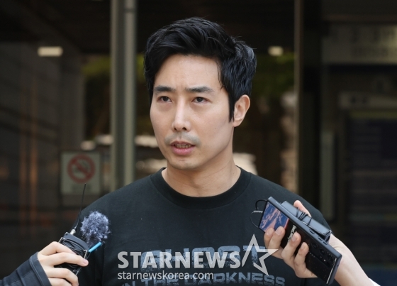 (서울=뉴스1) 박지혜 기자 = 오토바이 운전자를 치고도 구호 조치 없이 달아난 혐의와 러시아의 우크라이나 침공 전쟁에 참여한 혐의 등으로 재판에 넘겨진 이근 전 대위가 18일 오전 서울 서초구 서울중앙지법에서 열린 항소심 선고에 출석한 뒤 취재진 질문에 답하고 있다. 서울중앙지법 형사항소4-1부는 이날 특정범죄 가중처벌 등에 관한 법률 위반(도주치상) 등 혐의로 기소된 이 전 대위와 검찰의 항소를 기각했다. 1심은 이 전 대위의 혐의 모두를 유죄로 판단하고 징역 1년6개월에 집행유예 3년을 선고했다. 2024.6.18/뉴스1 /사진=(서울=뉴스1) 박지혜 기자