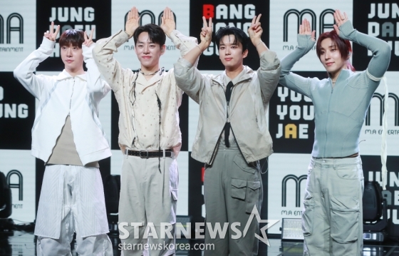 그룹 B.A.P 출신인 '방용국&정대현&유영재&문종업'이 첫 EP '커튼 콜'(CURTAIN CALL) 발매기념 쇼케이스에서 포즈를 취하고 있다. /사진=이동훈 기자