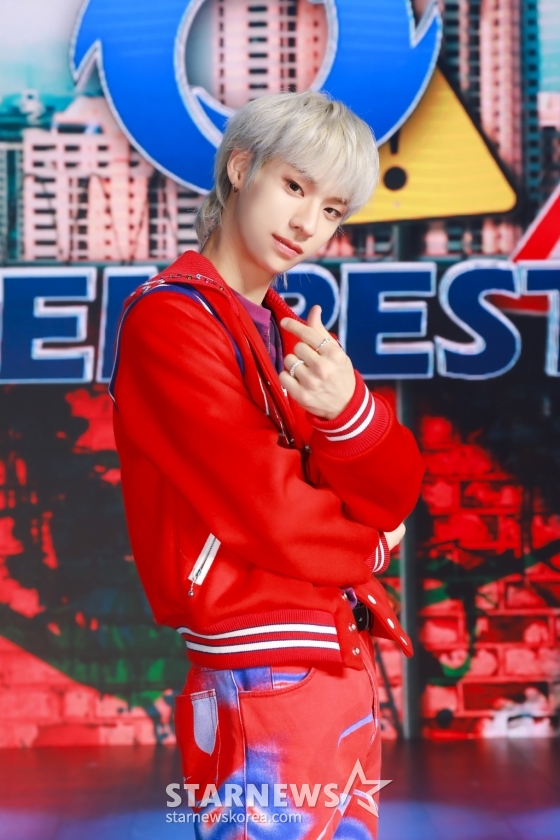 그룹 '템페스트'(TEMPEST) 화랑이 2일 오후 온라인 생중계로 진행된 데뷔 앨범 'It's ME, It's WE'(잇츠 미, 잇츠 위) 발매기념 쇼케이스에 앞서 포즈를 취하고 있다. 이번 앨범에는 타이틀곡 'Bad News'(배드 뉴스)를 비롯해 'Just A Little Bit'(저스트 어 리틀 빗), 'Find Me'(파인드 미), '있을게'(to YOU), 'Bad At Love?