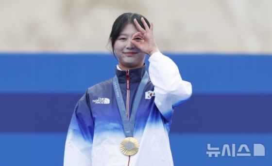임시현이 3일(현지시각) 프랑스 파리 레쟁발리드에서 열린 2024 파리 올림픽 양궁 여자 개인전 시상식에서 '3관왕' 달성 세리머니를 하고 있다. /사진=뉴시스