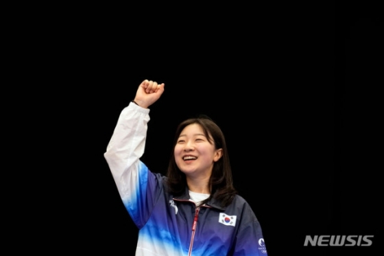 반효진이 지난달 29일(현지시각) 프랑스 샤토루 슈팅 센터에서 열린 2024 파리올림픽 사격 여자 10m 공기소총 시상식에서 시상대에 올라 밝게 웃으며 인사하고 있다. /사진=뉴시스