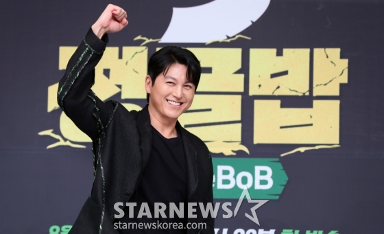 [서울=뉴시스] 김혜진 기자 = 배우 류수영이 12일 오후 서울 양천구 SBS 본사에서 열린 새 예능 프로그램 '정글밥' 제작발표회에서 포즈를 취하고 있다.  '정글밥'은 원시 부족의 야생 식문화를 직접 체험하고 한식 문화를 정글 구석구석 전파하는 프로그램이다. 2024.08.12. jini@newsis.com /사진=김혜진