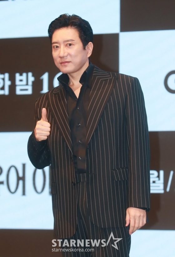 배우 김명민이 12일 오후 서울 구로구 더 세인트에서 진행된 지니TV 드라마 '유어 아너' 제작발표회에 참석해 포즈를 취하고 있다.  자식을 위해 괴물이 되기로 한 두 아버지의 부성 본능 대치극 '유어 아너'는 오늘(12일) 첫 방송된다. /2024.08.12 /사진=이동훈