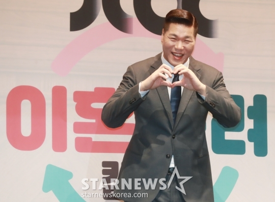 방송인 서장훈이 13일 오전 서울 라마다서울 신도림 호텔에서 진행된 JTBC 예능 '이혼숙려캠프' 제작발표회에 참석해 포즈를 취하고 있다. 인생을 새로고침하기 위한 부부들의 이야기 '이혼숙려캠프'는 오는 15일 첫 방송된다. /2024.08.13 /사진=이동훈