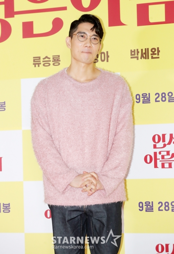 배우 엄태구가 26일 오후 서울 송파구 롯데월드 타워 롯데시네마에서 열린 영화 '인생은 아름다워' VIP 시사회에 참석해 포즈를 취하고 있다. '인생은 아름다워'는 자신의 생일선물로 첫사랑을 찾아 달라는 황당한 요구를 한 아내 세연(염정아 분)과 마지못해 그녀와 함께 전국 곳곳을 누비며 과거로의 여행을 떠나게 된 남편 진봉(류승룡 분)이 흥겨운 리듬과 멜로디로 우리의 인생을 노래하는 국내 최초의 주크박스 뮤지컬 영화다. 오는 28일 개봉. 2022.09.26