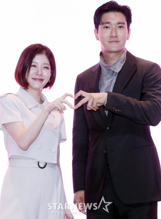 배우 정인선, 최시원이 13일 오후 서울 여의도 한 호텔에서 진행된 TV CHOSUN 새 주말미니시리즈 'DNA 러버' 제작발표회에 참석해 포즈를 취하고 있다. TV CHOSUN 새 주말미니시리즈 'DNA 러버'(극본 정수미, 연출 성치욱, 제작 하이그라운드, 아이피박스미디어, 팬엔터테인먼트)는 수많은 연애를 실패한 유전자 연구원 한소진이 마침내 유전자를 통해 자신의 짝을 찾아가는 오감발동 로맨틱 코미디로 오는 17일(토) 오후 9시 10분 첫 방송 된다. 2024.08.13 /사진=임성균