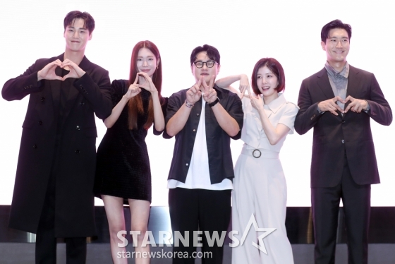배우 이태환, 정유진, 성치욱 감독, 정인선, 최시원이 13일 오후 서울 여의도 한 호텔에서 진행된 TV CHOSUN 새 주말미니시리즈 'DNA 러버' 제작발표회에 참석해 포즈를 취하고 있다. TV CHOSUN 새 주말미니시리즈 'DNA 러버'(극본 정수미, 연출 성치욱, 제작 하이그라운드, 아이피박스미디어, 팬엔터테인먼트)는 수많은 연애를 실패한 유전자 연구원 한소진이 마침내 유전자를 통해 자신의 짝을 찾아가는 오감발동 로맨틱 코미디로 오는 17일(토) 오후 9시 10분 첫 방송 된다. /사진=임성균