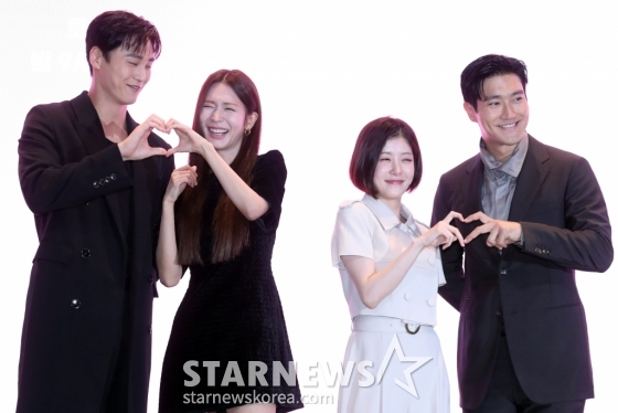 배우 이태환, 정유진, 정인선, 최시원이 13일 오후 서울 여의도 한 호텔에서 진행된 TV CHOSUN 새 주말미니시리즈 'DNA 러버' 제작발표회에 참석해 포즈를 취하고 있다. TV CHOSUN 새 주말미니시리즈 'DNA 러버'(극본 정수미, 연출 성치욱, 제작 하이그라운드, 아이피박스미디어, 팬엔터테인먼트)는 수많은 연애를 실패한 유전자 연구원 한소진이 마침내 유전자를 통해 자신의 짝을 찾아가는 오감발동 로맨틱 코미디로 오는 17일(토) 오후 9시 10분 첫 방송 된다. 2024.08. /사진=임성균