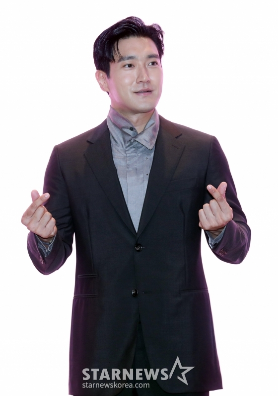 배우 최시원이 13일 오후 서울 여의도 한 호텔에서 진행된 TV CHOSUN 새 주말미니시리즈 'DNA 러버' 제작발표회에 참석해 포즈를 취하고 있다. TV CHOSUN 새 주말미니시리즈 'DNA 러버'(극본 정수미, 연출 성치욱, 제작 하이그라운드, 아이피박스미디어, 팬엔터테인먼트)는 수많은 연애를 실패한 유전자 연구원 한소진이 마침내 유전자를 통해 자신의 짝을 찾아가는 오감발동 로맨틱 코미디로 오는 17일(토) 오후 9시 10분 첫 방송 된다. 2024.08.13 /사진=임성균