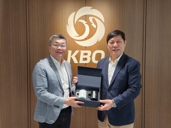 13일 만난 치창사이(왼쪽) CPBL 총재와 허구연 KBO 총재. /사진=KBO