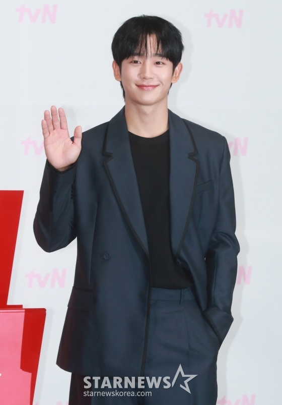배우 정해인이 14일 오전 서을 구로구 신도림 라마다 호텔에서 진행된 tvN 토일드라마 '엄마친구아들' 제작발표회에 참석해 포즈를 취하고 있다.  오류 난 인생을 재부팅하려는 여자와 그의 살아있는 흑역사인 엄마친구아들이 벌이는 파란만장 동네 한 바퀴 로맨스 '엄마친구아들'은 오는 17일 첫 방송된다. /2024.08.14 /사진=이동훈