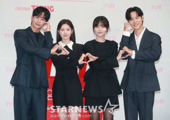 배우 정해인, 정소민, 김지은, 윤지온이 14일 오전 서을 구로구 신도림 라마다 호텔에서 진행된 tvN 토일드라마 '엄마친구아들' 제작발표회에 참석해 포즈를 취하고 있다. 오류 난 인생을 재부팅하려는 여자와 그의 살아있는 흑역사인 엄마친구아들이 벌이는 파란만장 동네 한 바퀴 로맨스 '엄마친구아들'은 오는 17일 첫 방송된다. /2024.08.14 /사진=이동훈