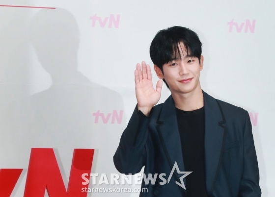 배우 정해인이 14일 오전 서을 구로구 신도림 라마다 호텔에서 진행된 tvN 토일드라마 '엄마친구아들' 제작발표회에 참석해 포즈를 취하고 있다. 오류 난 인생을 재부팅하려는 여자와 그의 살아있는 흑역사인 엄마친구아들이 벌이는 파란만장 동네 한 바퀴 로맨스 '엄마친구아들'은 오는 17일 첫 방송된다. /2024.08.14 /사진=이동훈