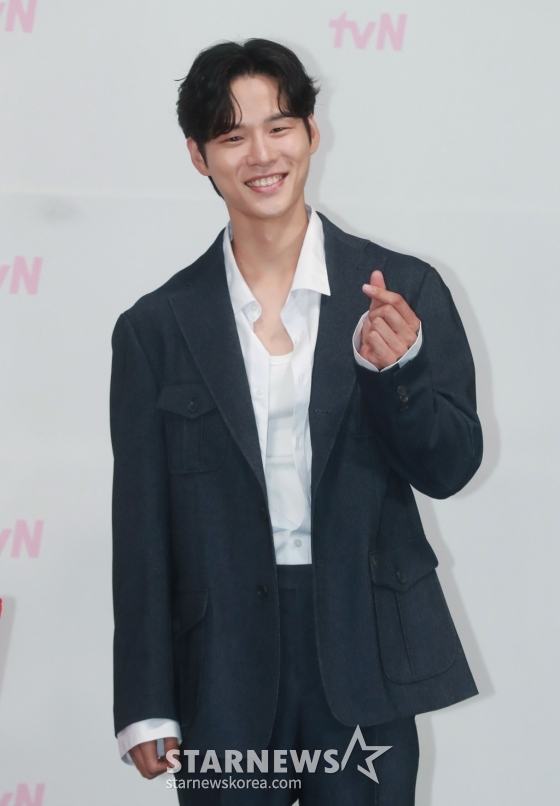 배우 윤지온이 14일 오전 서을 구로구 신도림 라마다 호텔에서 진행된 tvN 토일드라마 '엄마친구아들' 제작발표회에 참석해 포즈를 취하고 있다. 오류 난 인생을 재부팅하려는 여자와 그의 살아있는 흑역사인 엄마친구아들이 벌이는 파란만장 동네 한 바퀴 로맨스 '엄마친구아들'은 오는 17일 첫 방송된다. /2024.08.14 /사진=이동훈
