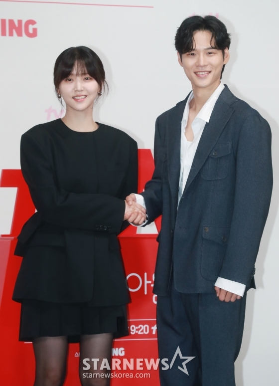 배우 김지은, 윤지온이 14일 오전 서을 구로구 신도림 라마다 호텔에서 진행된 tvN 토일드라마 '엄마친구아들' 제작발표회에 참석해 포즈를 취하고 있다. 오류 난 인생을 재부팅하려는 여자와 그의 살아있는 흑역사인 엄마친구아들이 벌이는 파란만장 동네 한 바퀴 로맨스 '엄마친구아들'은 오는 17일 첫 방송된다. /2024.08.14 /사진=이동훈