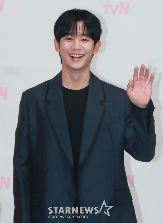 배우 정해인이 14일 오전 서을 구로구 신도림 라마다 호텔에서 진행된 tvN 토일드라마 '엄마친구아들' 제작발표회에 참석해 포즈를 취하고 있다. 오류 난 인생을 재부팅하려는 여자와 그의 살아있는 흑역사인 엄마친구아들이 벌이는 파란만장 동네 한 바퀴 로맨스 '엄마친구아들'은 오는 17일 첫 방송된다. /2024.08.14 /사진=이동훈