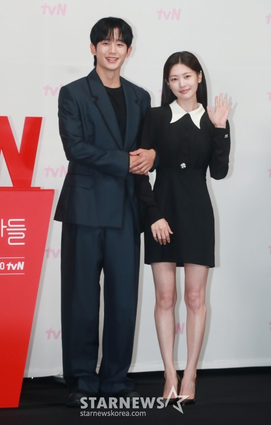 배우 정해인, 정소민이 14일 오전 서을 구로구 신도림 라마다 호텔에서 진행된 tvN 토일드라마 '엄마친구아들' 제작발표회에 참석해 포즈를 취하고 있다. 오류 난 인생을 재부팅하려는 여자와 그의 살아있는 흑역사인 엄마친구아들이 벌이는 파란만장 동네 한 바퀴 로맨스 '엄마친구아들'은 오는 17일 첫 방송된다. /2024.08.14 /사진=이동훈