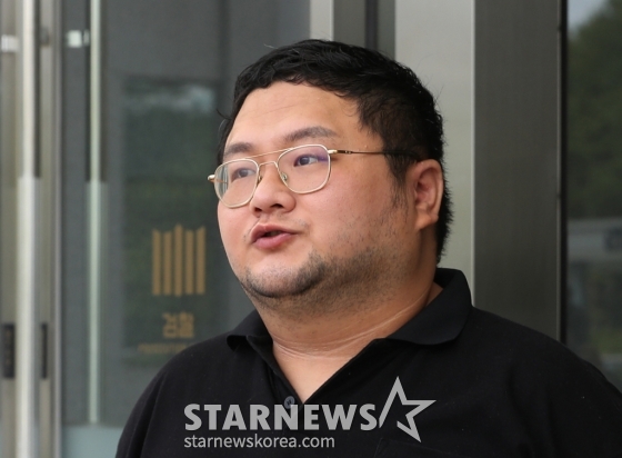 (수원=뉴스1) 김영운 기자 = 먹방 유튜버 '쯔양'(본명 박정원)을 협박해 돈을 갈취한 혐의를 받고 있는 유튜버 구제역(본명 이준희)이 26일 오전 경기 수원시 영통구 수원지방검찰청으로 구속 전 피의자심문(영장실질심사)을 받기 위해 출석하고 있다. 유튜버 구제역과 주작감별사는 지난해 2월 쯔양과 전 남자친구간 과거를 폭로하지 않는 조건으로 쯔양을 협박해 5500만 원을 받아 챙긴 혐의를 받고 있다. 2024.7.26/뉴스1 Copyright (C) 뉴스1. All rights reserved. 무단 전재 및 재배포, /사진=(수원=뉴스1) 김영운 기자