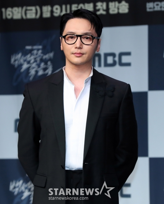 [서울=뉴시스] 김혜진 기자 = 배우 변요한이 14일 오후 서울 마포구 상암동 MBC 사옥에서 진행된 MBC 새 금토드라마 '백설공주에게 죽음을-Black Out' 제작발표회에서 포즈를 취하고 있다.  '백설공주에게 죽음을-Black Out'은 시신이 발견되지 않은 미스터리한 살인사건의 범인으로 지목돼 살인 전과자가 된 청년이 10년 후 그날의 진실을 밝히는 과정을 담은 역추적 범죄 스릴러 드라마다. 2024.08.14. jini@newsis.com /사진=김혜진