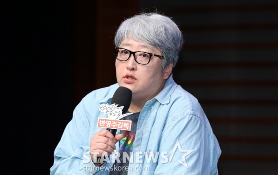 [서울=뉴시스] 김혜진 기자 = 변영주 감독이 14일 오후 서울 마포구 상암동 MBC 사옥에서 진행된 MBC 새 금토드라마 '백설공주에게 죽음을-Black Out' 제작발표회에서 인사말을 하고 있다.  '백설공주에게 죽음을-Black Out'은 시신이 발견되지 않은 미스터리한 살인사건의 범인으로 지목돼 살인 전과자가 된 청년이 10년 후 그날의 진실을 밝히는 과정을 담은 역추적 범죄 스릴러 드라마다. 2024.08.14. jini@newsis.com /사진=김혜진