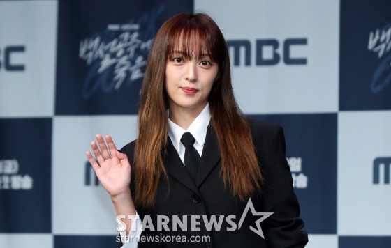[서울=뉴시스] 김혜진 기자 = 배우 김보라가 14일 오후 서울 마포구 상암동 MBC 사옥에서 진행된 MBC 새 금토드라마 '백설공주에게 죽음을-Black Out' 제작발표회에서 포즈를 취하고 있다.  '백설공주에게 죽음을-Black Out'은 시신이 발견되지 않은 미스터리한 살인사건의 범인으로 지목돼 살인 전과자가 된 청년이 10년 후 그날의 진실을 밝히는 과정을 담은 역추적 범죄 스릴러 드라마다. 2024.08.14. jini@newsis.com /사진=김혜진