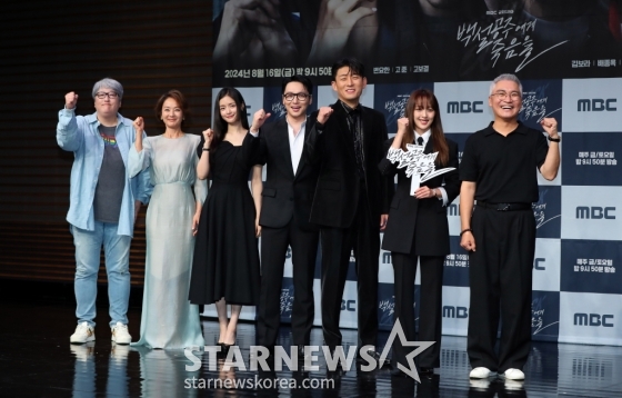 [서울=뉴시스] 김혜진 기자 = 변영주 감독(왼쪽부터), 배우 배종옥, 고보결, 변요한, 고준, 김보라, 조재윤이 14일 오후 서울 마포구 상암동 MBC 사옥에서 진행된 MBC 새 금토드라마 '백설공주에게 죽음을-Black Out' 제작발표회에서 포즈를 취하고 있다.  '백설공주에게 죽음을-Black Out'은 시신이 발견되지 않은 미스터리한 살인사건의 범인으로 지목돼 살인 전과자가 된 청년이 10년 후 그날의 진실을 밝히는 과정을 담은 역추적 범죄 스릴러 드라마다. 2024.08.14. jini@newsis.com /사진=김혜진