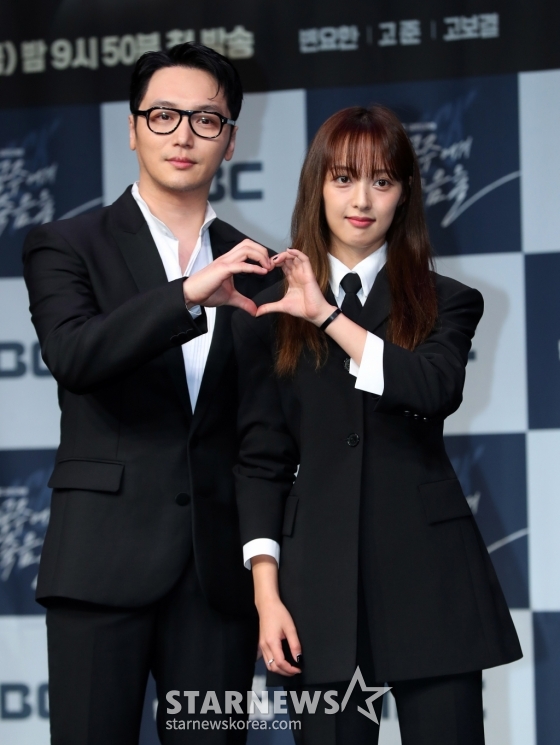 [서울=뉴시스] 김혜진 기자 = 배우 변요한, 김보라가 14일 오후 서울 마포구 상암동 MBC 사옥에서 진행된 MBC 새 금토드라마 '백설공주에게 죽음을-Black Out' 제작발표회에서 포즈를 취하고 있다.  '백설공주에게 죽음을-Black Out'은 시신이 발견되지 않은 미스터리한 살인사건의 범인으로 지목돼 살인 전과자가 된 청년이 10년 후 그날의 진실을 밝히는 과정을 담은 역추적 범죄 스릴러 드라마다. 2024.08.14. jini@newsis.com /사진=김혜진