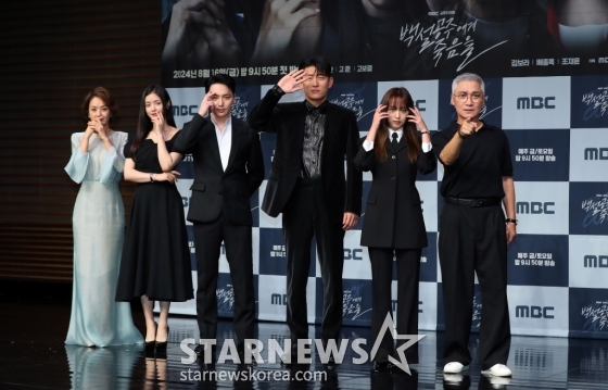 [서울=뉴시스] 김혜진 기자 = 배우 배종옥(왼쪽부터), 고보결, 변요한, 고준, 김보라, 조재윤이 14일 오후 서울 마포구 상암동 MBC 사옥에서 진행된 MBC 새 금토드라마 '백설공주에게 죽음을-Black Out' 제작발표회에서 포즈를 취하고 있다.  '백설공주에게 죽음을-Black Out'은 시신이 발견되지 않은 미스터리한 살인사건의 범인으로 지목돼 살인 전과자가 된 청년이 10년 후 그날의 진실을 밝히는 과정을 담은 역추적 범죄 스릴러 드라마다. 2024.08.14. jini@newsis.com /사진=김혜진