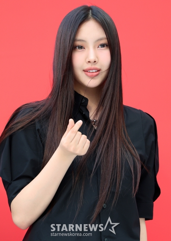 (서울=뉴스1) 김진환 기자 = 걸그룹 뉴진스 혜인이 1일 오후 서울 중구 을지로 현대백화점면세점에서 열린 포토행사에 참석해 포즈를 취하고 있다. 2024.8.1/뉴스1 Copyright (C) 뉴스1. All rights reserved. 무단 전재 및 재배포, AI학습 이용 금지. /사진=(서울=뉴스1) 김진환 기자
