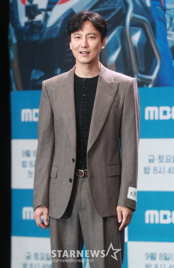 배우 김남길이 7일 오후 서울 마포구 상암동 MBC 사옥에서 진행된 새 시사교양 '뭐라도 남기리' 제작발표회에 참석해 포즈를 취하고 있다.  대한민국 구석구석 아름다운 길을 오토바이를 타고 달리며 다양한 삶의 모습과 우리 시대의 멘토를 만나 보는 프로그램 '뭐라도 남기리'는 오는 8일 첫 방송된다. /2023.09.07 /사진=이동훈