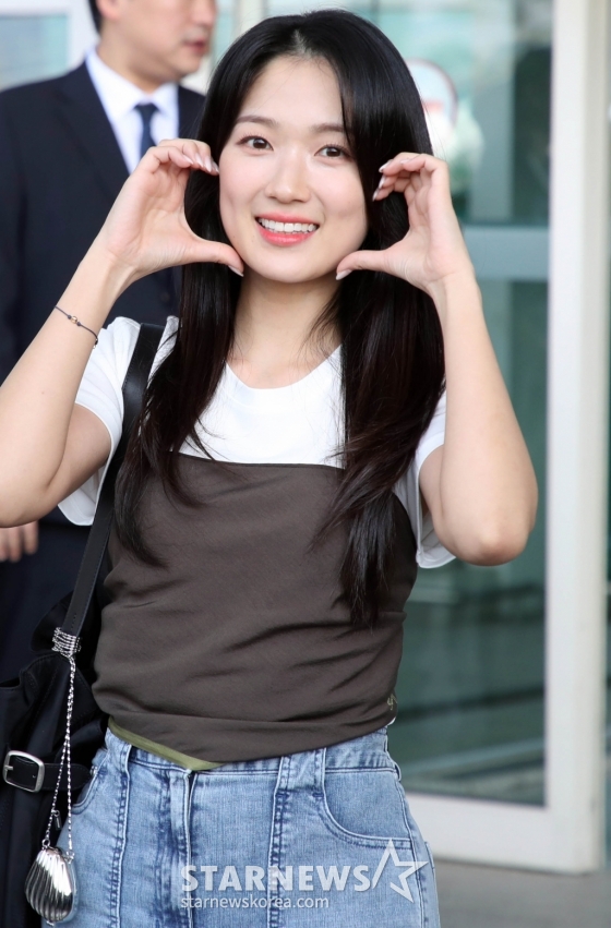 배우 김혜윤이 화보 촬영 차 인도네시아 발리로 8일 오후 인천국제공항을 통해 출국하고 있다. 2023.06.08 /사진=임성균