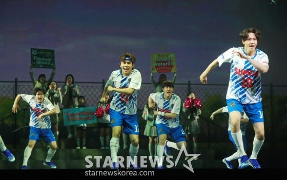 배우 김진욱, 김희재, 황우림 등이 4일 오후 서울 서초구 예술의 전당 CJ토월극장에서 진행된 뮤지컬 '4월은 너의 거짓말' 프레스콜에서 열연하고 있다. /2024.07.04 /사진=이동훈
