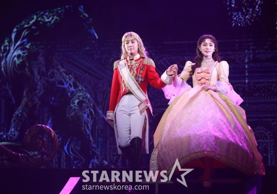 옥주현 등 출연배우들이 25일 서울 흥인동 충무아트센터에서 진행된 뮤지컬 '베르사유의 장미' 프레스콜에서 열연하고 있다. 뮤지컬 '베르사유의 장미'는 이케다 리요코의 만화를 원작으로 EMK와 왕용범 연출, 이성준 작곡가가 함께 만든 대단위 창작뮤지컬이다. /2024.07.25 /사진=이동훈