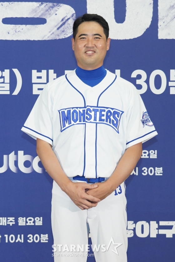 전 야구선수 장원삼이 30일 오후 온라인 생중계로 진행된 JTBC 새 예능 '최강야구' 제작발표회에 참석해 포즈를 취하고 있다. 프로야구팀에 대적할만한 11번째 구단을 결성한다는 포부를 갖고 전국의 야구 강팀과 대결을 펼치는 야구 리얼리티 프로그램 '최강야구'는 6월 6일 첫 방송된다. /사진제공=JTBC 2022.05.30