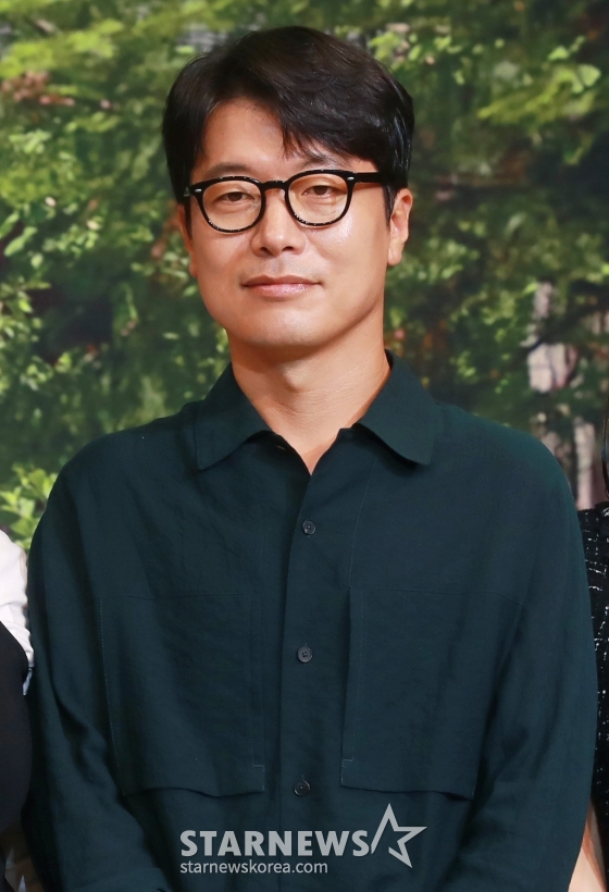 모완일 김독이 21일 오후 서울 강남구 조선 팰리스 호텔에서 진행된 넷플릭스 오리지널 시리즈 '아무도 없는 숲속에서' 제작발표회에 참석해 포즈를 취하고 있다. 한여름 찾아온 수상한 손님으로 인해, 평온한 일상이 무너지고 걷잡을 수 없는 사건에 휘말리게 되는 사람들의 이야기를 그린 서스펜스 스릴러 '아무도 없는 숲속에서'는 오는 23일 공개된다. /2024.08.21 /사진=이동훈